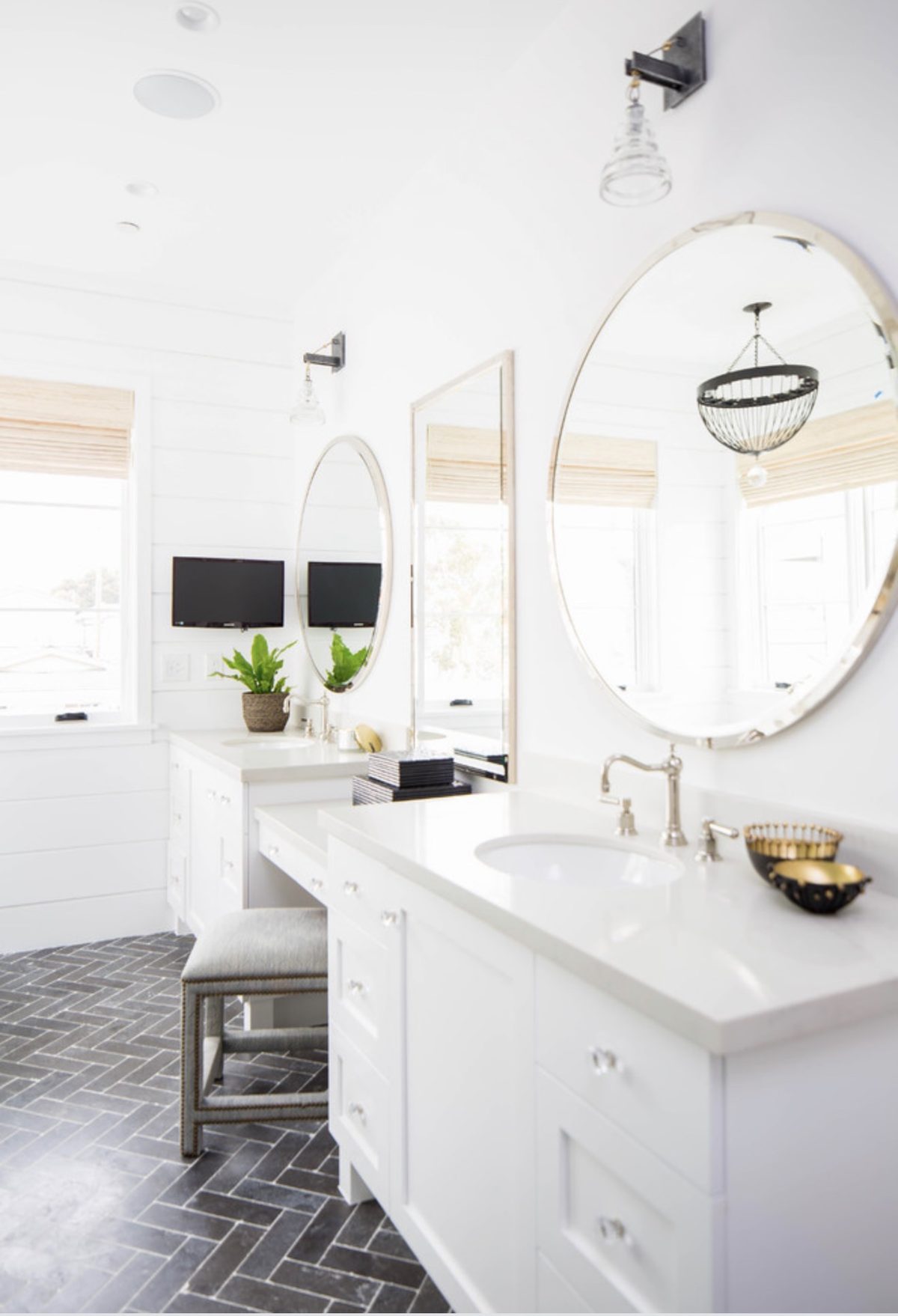 Primary Bath & Hallway photo 3
